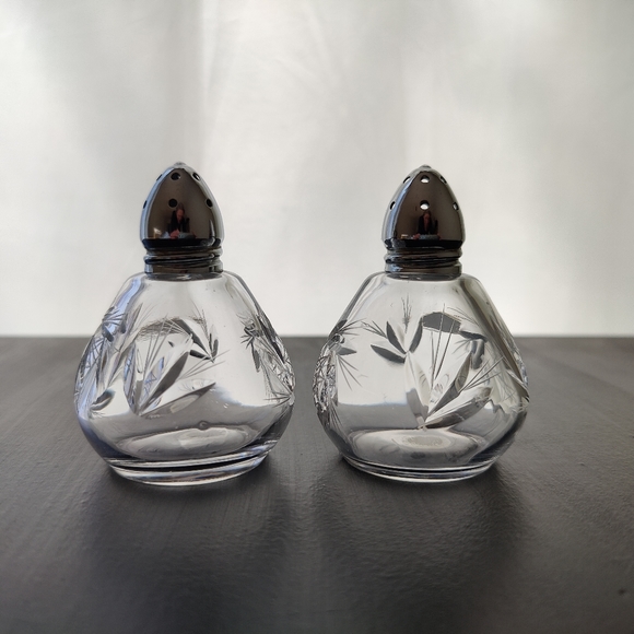 Vintage crystal Pinwheel salt and pepper shakers 🧂| made in western Germany - Picture 13 of 16
